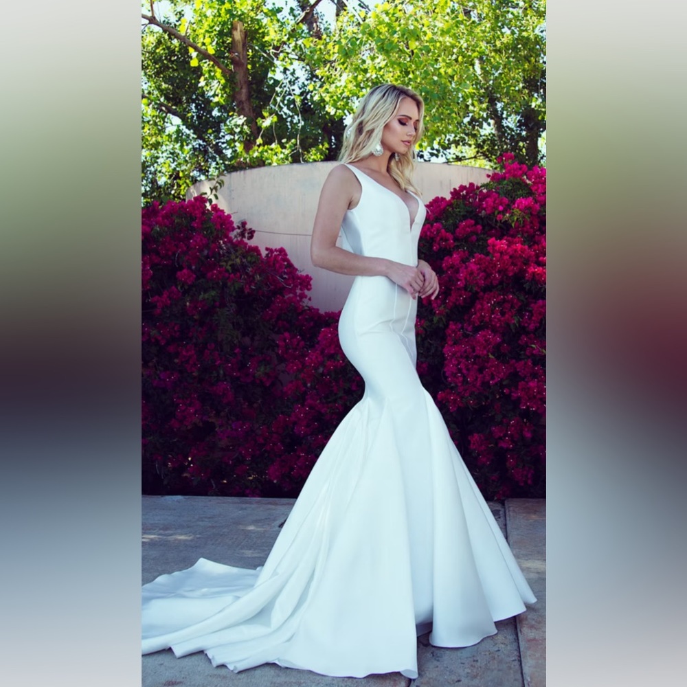 Elegant Ivory Fit And Flair Bridal Gown.  Size 8.  P938